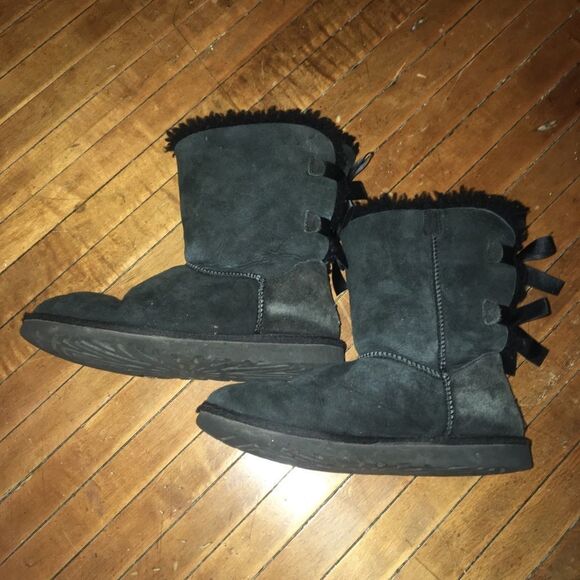 Uggs shearling lined boots with bows in the back - Picture 2 of 7